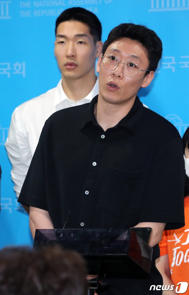 데이원 주장 김강선이 14일 오후 서울 여의도 국회 소통관에서 농구단 임금 체불 관련 기자회견을 마친 뒤 백브리핑을 하고 있다. /사진=뉴스1