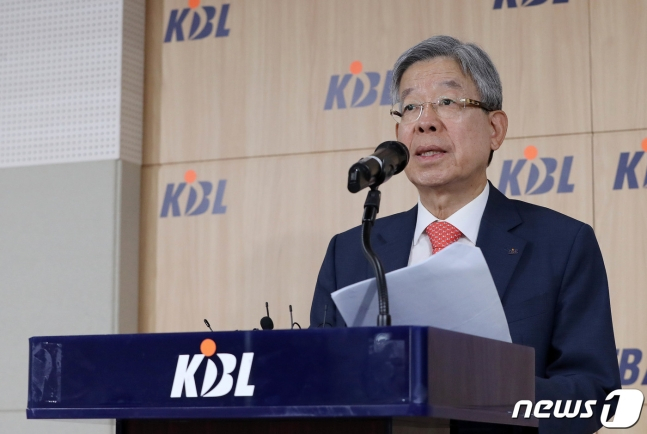 김희옥 KBL 총재가 16일 서울 강남구 KBL 센터에서 고양 데이원의 회원자격을 박탈(제명)하기로 한 임시총회 결정을 발표하고 있다. /사진=뉴스1