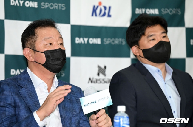 허재(왼쪽) 데이원 스포츠 총괄 대표이사와 김승기 감독이 지난해 7월 데이원 창단 기자회견에서 취재진의 질문에 답하고 있다.