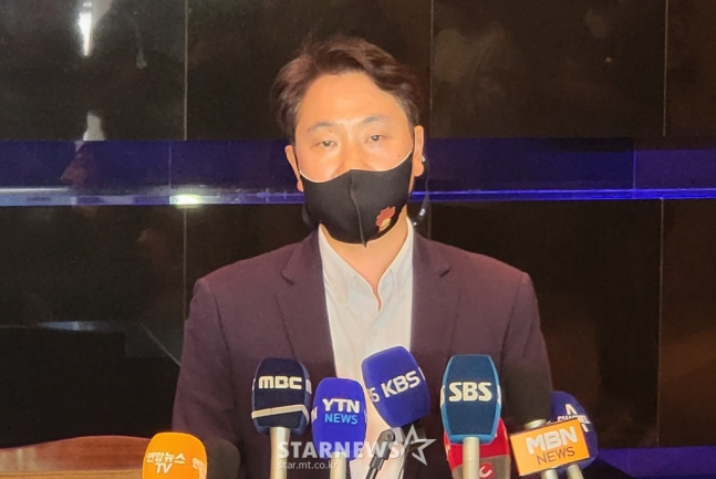 2022~2023 SKT 에이닷 프로농구 개막 미디어데이 후 취재진과 만나 고양 캐롯 구단의 가입비 미납 논란에 대해 설명하고 있는 김성헌 데이원 사무국장. /사진=스타뉴스 DB