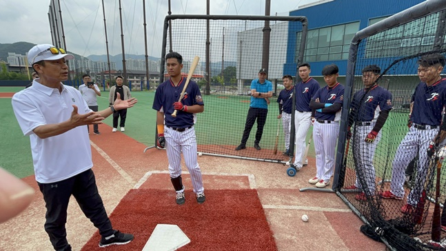 김용달(왼쪽) KBO 재능기부위원이 중국 선수들에게 타격 레슨을 하고 있다. /사진=KBO