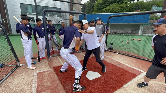 중국 선수의 타격 자세를 지도하는 김용달(흰색 상의) KBO 재능기부위원. /사진=KBO
