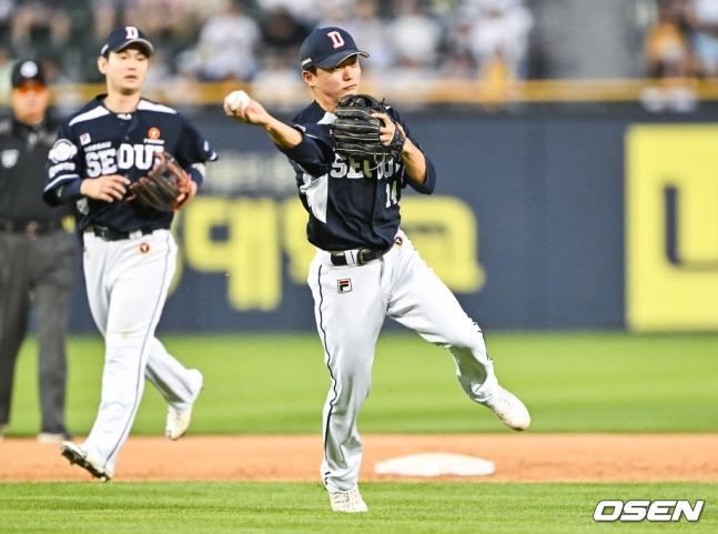 LG 트윈스와 두산 베어스의 맞대결이 17일 잠실구장에서 펼쳐졌다. 8회초 2사 후 LG 김민성의 내야 땅볼을 박계범이 잡은 뒤 1루로 송구하고 있다.