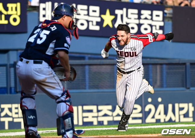 LG 트윈스와 두산 베어스가 18일 잠실구장에서 맞붙었다. 2회 그라운드 홈런 상황에서 오스틴이 홈으로 쇄도하고 있다.