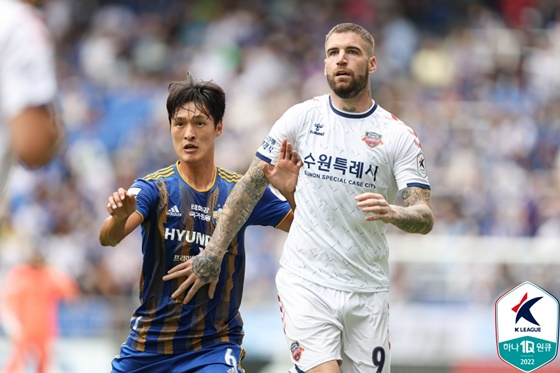 박용우(왼쪽). /사진=한국프로축구연맹 제공