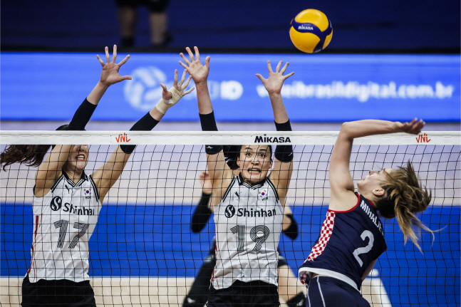 17일 VNL 크로아티아전에서 상대 공격을 막아서고 있는 정호영(왼쪽)과 표승주. /사진=FIVB