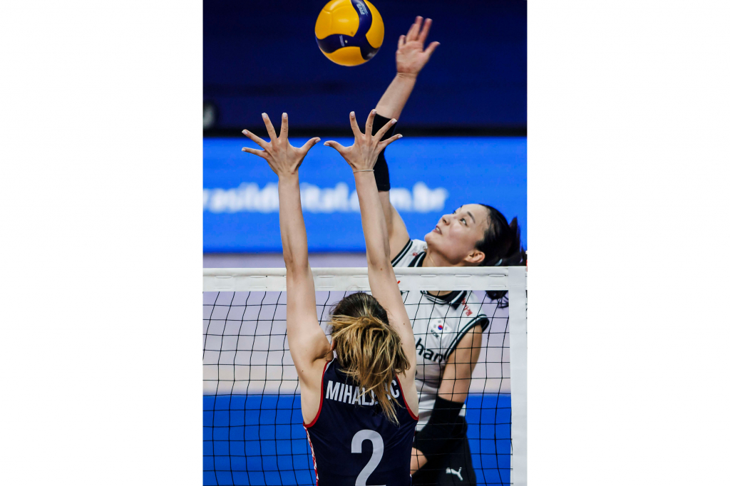 스파이크를 꽂아 넣고 있는 표승주(오른쪽). /사진=FIVB