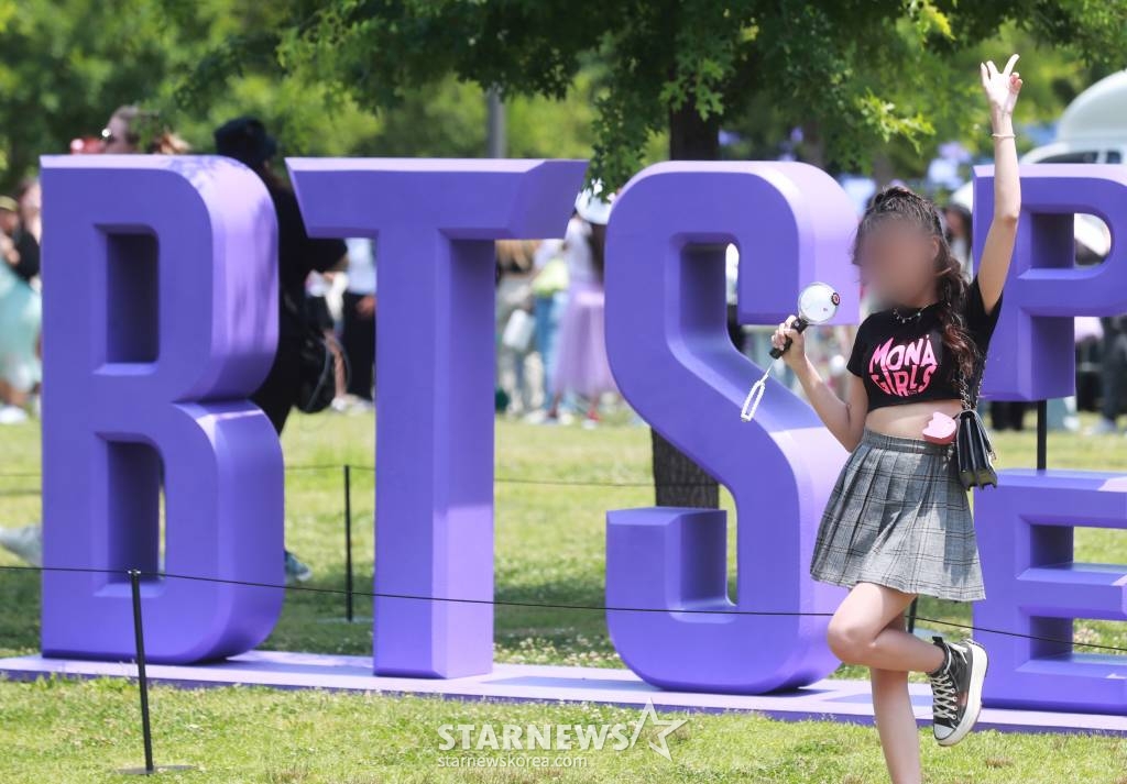 17일 오후 서울 여의도 한강공원 일대에서 방탄소년단 데뷔 10주년 기념 페스타의 일환으로 진행된 'BTS 10th Anniversary FESTA @여의도(Yeouido)'를 찾은 팬들이 각종 전시물을 관람하고 있다. /2023.06.17 /사진=이동훈 기자 photoguy@