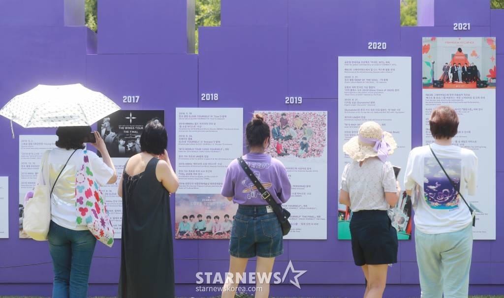 17일 오후 서울 여의도 한강공원 일대에서 방탄소년단 데뷔 10주년 기념 페스타의 일환으로 진행된 'BTS 10th Anniversary FESTA @여의도(Yeouido)'를 찾은 팬들이 각종 전시물을 관람하고 있다. /2023.06.17 /사진=이동훈 기자 photoguy@