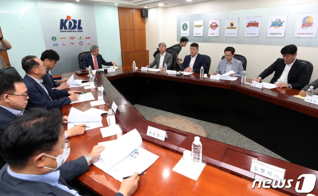 김희옥 KBL(프로농구연맹) 총재가 16일 오전 서울 강남구 KBL센터에서 열린 KBL 임시총회 및 이사회를 주재하고 있다. /사진=뉴스1