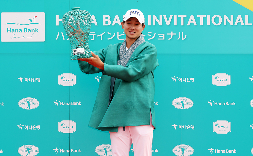 양지호가 18일 하나은행 인비테이셔널에서 우승 후 기념 촬영을 하고 있다. 사진=KPGA 제공