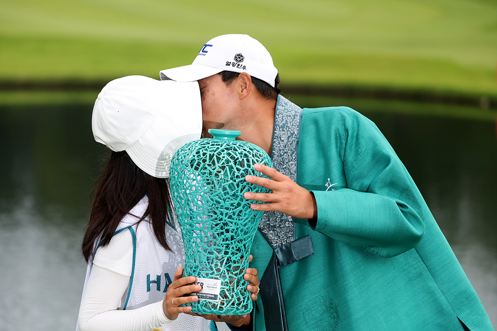 양지호(오른쪽)와 아내 김유정씨의 우승 기념 키스 모습. /사진=KPGA 제공