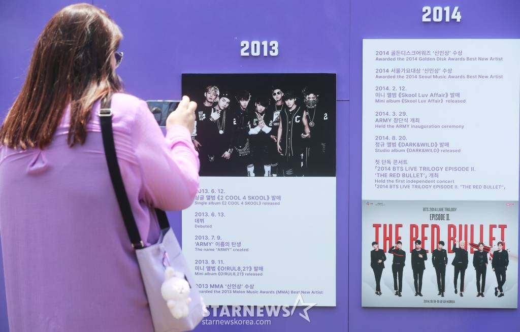 17일 오후 서울 여의도 한강공원 일대에서 방탄소년단 데뷔 10주년 기념 페스타의 일환으로 진행된 'BTS 10th Anniversary FESTA @여의도(Yeouido)'를 찾은 팬들이 각종 전시물을 관람하고 있다. /2023.06.17 /사진=이동훈 기자 photoguy@