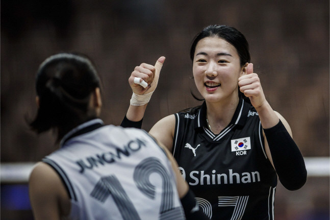 강소휘(오른쪽)이 득점 후 문정원과 함께 기뻐하고 있다. /사진=FIVB 홈페이지