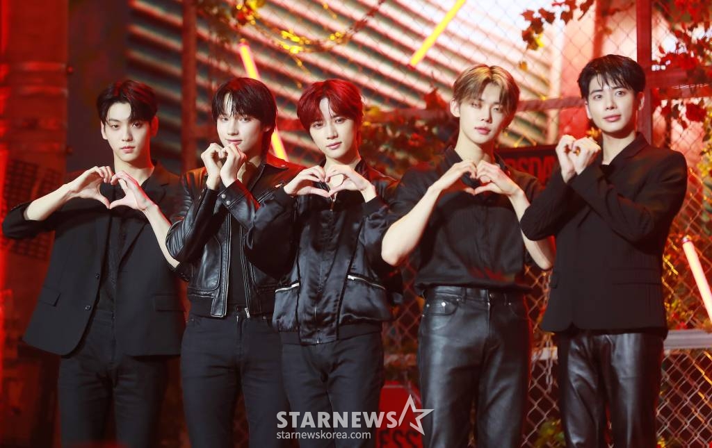 그룹 투모로우바이투게더(TOMORROW X TOGETHER)가 9일 오후 서울 광진구 예스24라이브홀에서 진행된 미니 4집 'minisode 2: Thursday's Child' 발매기념 쇼케이스에서 포즈를 취하고 있다. 이번 앨범에는 타이틀곡 'Good Boy Gone Bad'를 비롯해 'Opening Sequence', 'Trust Fund Baby', 'Lonely Boy'(네 번째 손가락 위 타투), 'Thursday's Child Has Far To Go' 등 5곡이 수록됐다. /2022.05.09 /사진=이동훈 기자 photoguy@