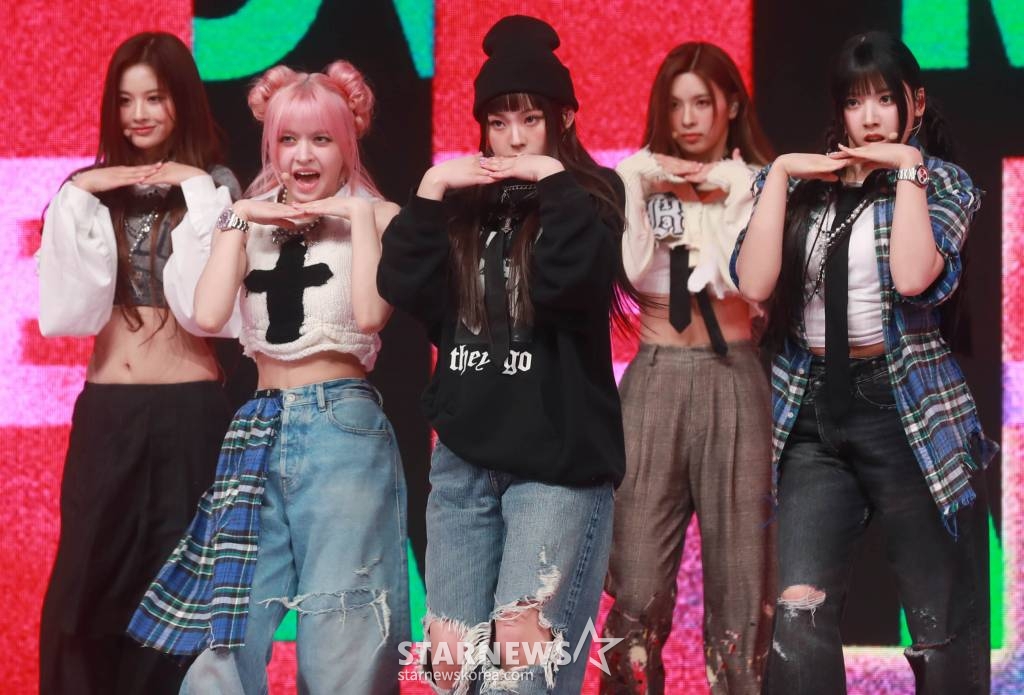걸그룹 엔믹스(NMIXX)가 20일 오후 서울 광진구 예스24라이브홀에서 진행된 첫 번째 미니앨범 ‘엑스페르고’(expergo) 발매기념 쇼케이스에서 신곡을 선보이고 있다. /2023.03.20 /사진=이동훈 기자 photoguy@