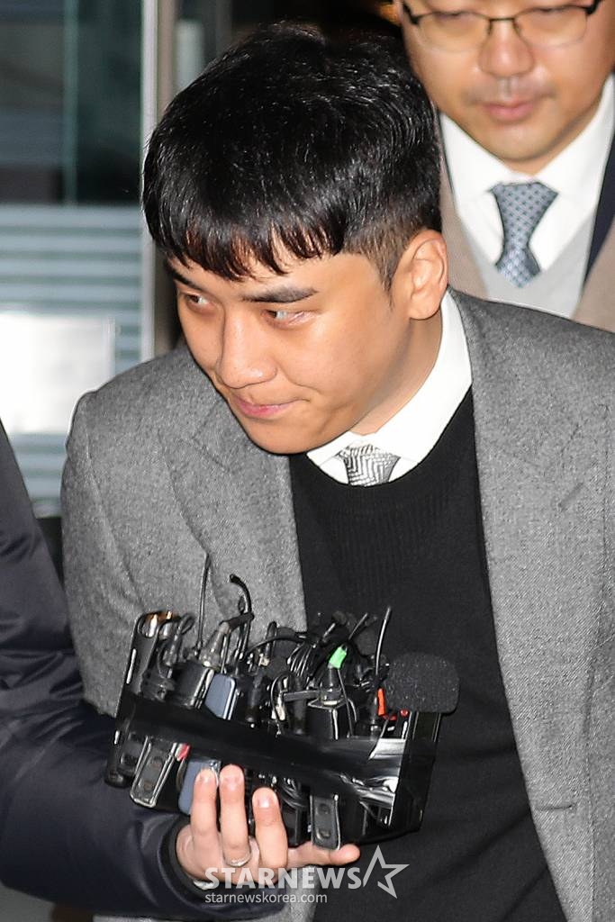 해외 원정도박 및 성매매 알선 등 혐의를 받는 그룹 빅뱅의 전 멤버 승리가 13일 오전 서초구 서울중앙지방법원에서 열리는 구속 전 피의자 심문(영장실질심사)에 출석하고 있다. /사진=이기범 기자 leekb@
