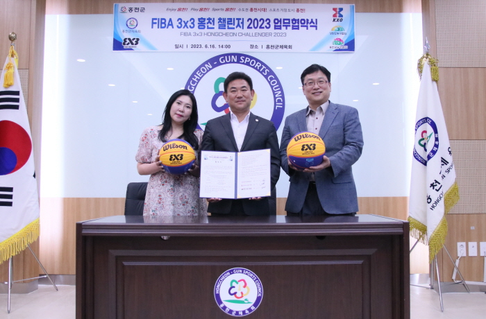 사진설명=변상미 홍천군농구협회회장, 신은섭 홍천체육회 회장, 채준 KXO 회장(왼쪽부터)이 협약식후 포즈를 취하고 있다. 사진=KXO