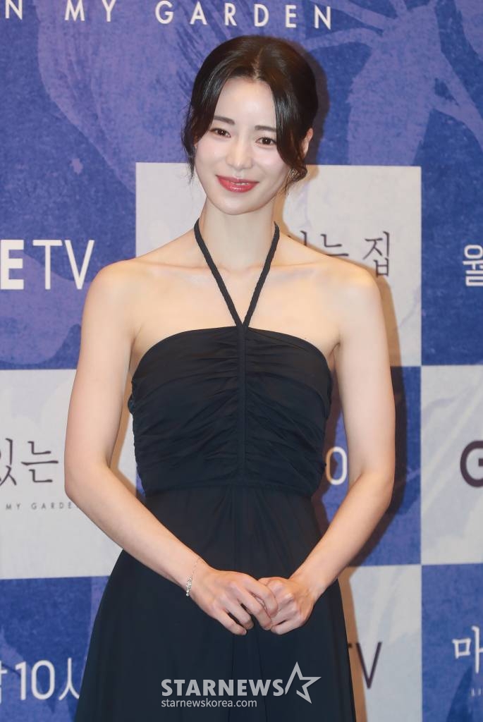 배우 임지연이 19일 오후 서울 마포구 상암동 스탠포드 호텔에서 진행된 지니 TV 오리지널 시리즈 '마당이 있는 집' 제작발표회에 참석해 포즈를 취하고 있다.  뒷마당에서 나는 수상한 냄새로 인해 완전히 다른 삶을 살던 두 여자가 만나 벌어지는 서스펜스 스릴러 '마당이 있는 집'은 오늘(19일) 공개된다. /2023.06.19 /사진=이동훈 기자 photoguy@