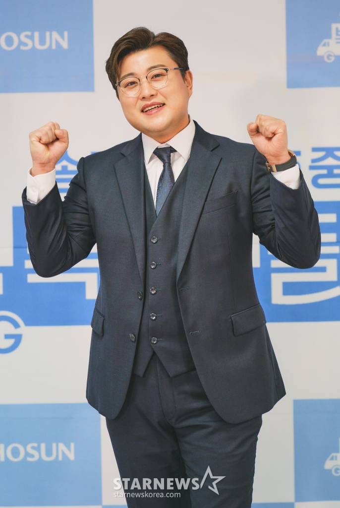 가수 김호중이 9일 오후 온라인 생중계로 진행된 TV조선 예능 '복덩이들고' 기자간담회에 참석해 포즈를 취하고 있다. 송가인과 김호중이 '국민 복덩이 남매'로 뭉쳐 필요로 하는 곳에 복(福)을 한가득 싣고 찾아가는 역조공 리얼 버라이어티 '복덩이들고'는 오늘(9일) 첫 방송된다. /사진제공=TV조선 2022.11.09 /사진=이동훈 기자 photoguy@