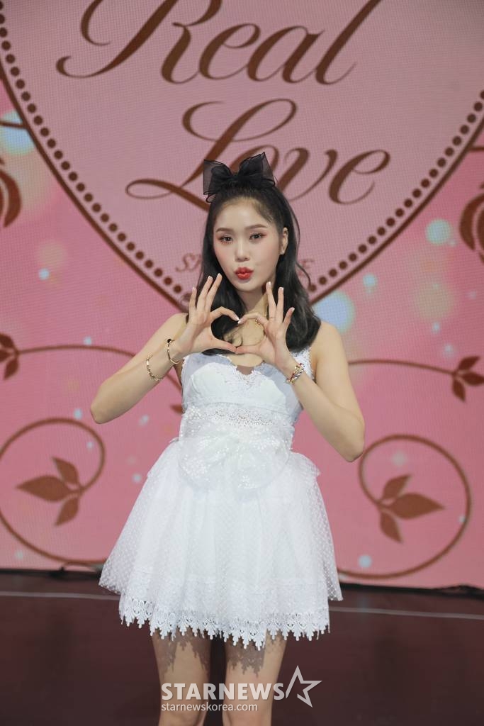 걸그룹 오마이걸(OH MY GIRL) 미미가 28일 오후 온라인 생중계로 진행된 두 번째 정규 앨범 '리얼 러브'(Real Love) 발매기념 쇼케이스에 참석해 포즈를 취하고 있다. 이번 앨범에는 타이틀 곡 '리얼 러브'를 비롯해 '드립'(Drip), '이든'(Eden), '리플레이'(Replay), '패러슈트'(Parachute), '키스 앤 픽스'(Kiss & Fix), '블링크'(Blink), '디얼 로즈'(Dear Rose), '항해'(Sailing Heart), '리얼러브(INST.)' 등 총 10개의 트랙이 수록됐다. /사진제공=WM엔터테인먼트 2022.03.28 /사진=이동훈 기자 photoguy@