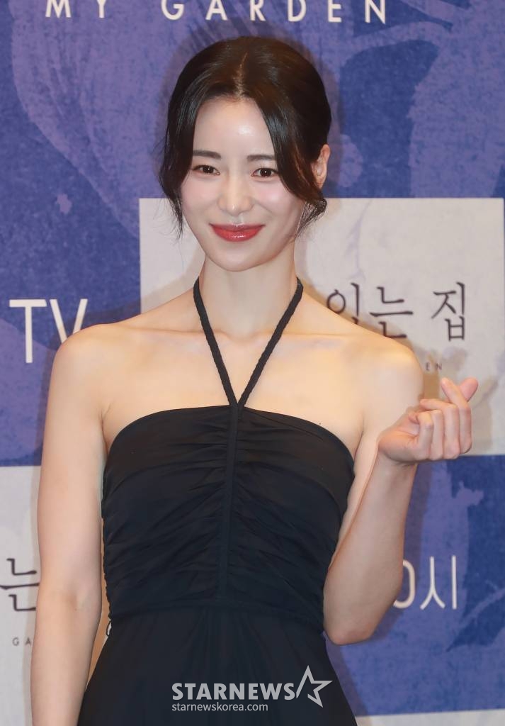 배우 임지연이 19일 오후 서울 마포구 상암동 스탠포드 호텔에서 진행된 지니 TV 오리지널 시리즈 '마당이 있는 집' 제작발표회에 참석해 포즈를 취하고 있다. 뒷마당에서 나는 수상한 냄새로 인해 완전히 다른 삶을 살던 두 여자가 만나 벌어지는 서스펜스 스릴러 '마당이 있는 집'은 오늘(19일) 공개된다. /2023.06.19 /사진=이동훈 기자 photoguy@