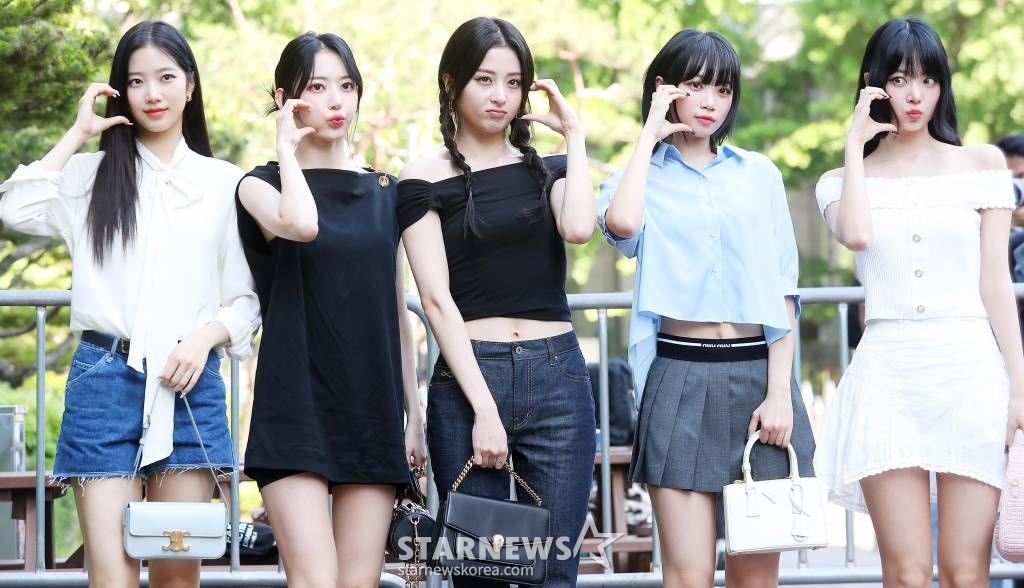 걸그룹 르세라핌이 19일 오전 서울 영등포구 여의도동 KBS 신관홀에서 진행된 '뮤직뱅크' 리허설에 참석하며 포즈를 취하고 있다. 2023.05.19 /사진=김창현 기자 chmt@