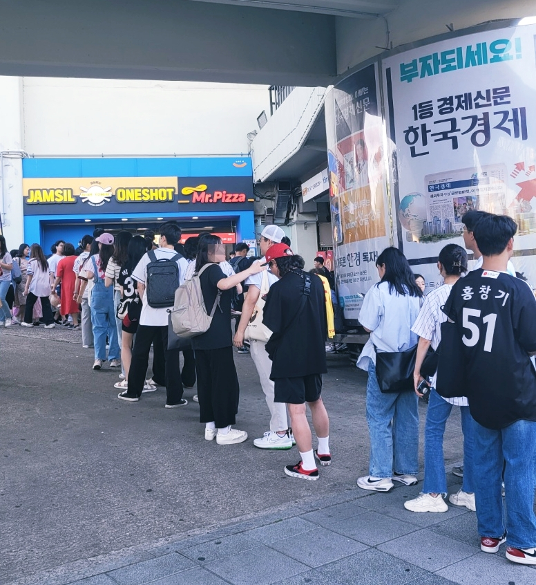 잠실야구장을 찾은 팬들이 먹거리를 사기 위해 줄을 서고 있다. /사진=아모제푸드 제공