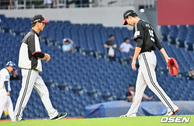 LG 선발 이상영이 20일 창원 NC전에서 2회 말 마운드를 내려가고 있다.