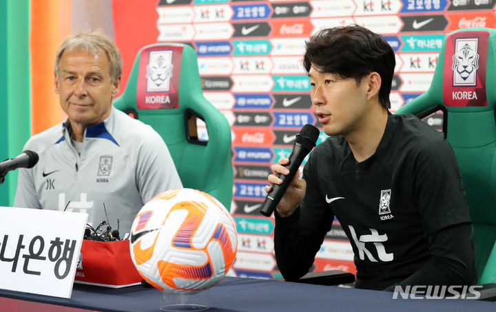 19일 엘살바도르전 사전 인터뷰 중인 위르겐 클린스만(왼쪽) 감독과 손흥민. /사진=뉴시스