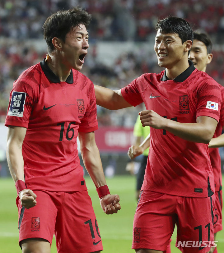 황의조(왼쪽)가 선제골을 넣고 포효하고 있다. /사진=뉴시스