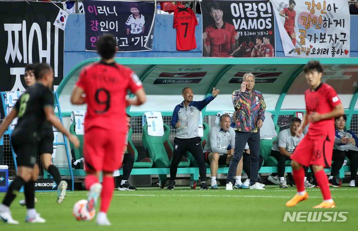 대표팀 경기를 바라보는 위르겐 클린스만 감독. /사진=뉴시스