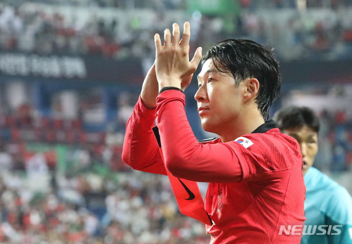 손흥민이 지난 20일 대전월드컵경기장에서 열린 축구대표팀 A매치 평가전 엘살바도르와 경기 후 팬들에게 인사하고 있다. /사진=뉴시스