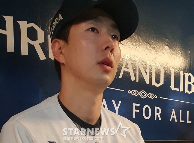 NC 박건우가 20일 창원 LG전 종료 후 인터뷰 도중 최성영에 대한 이야기가 나오자 눈시울을 붉히고 있다. /사진=양정웅 기자