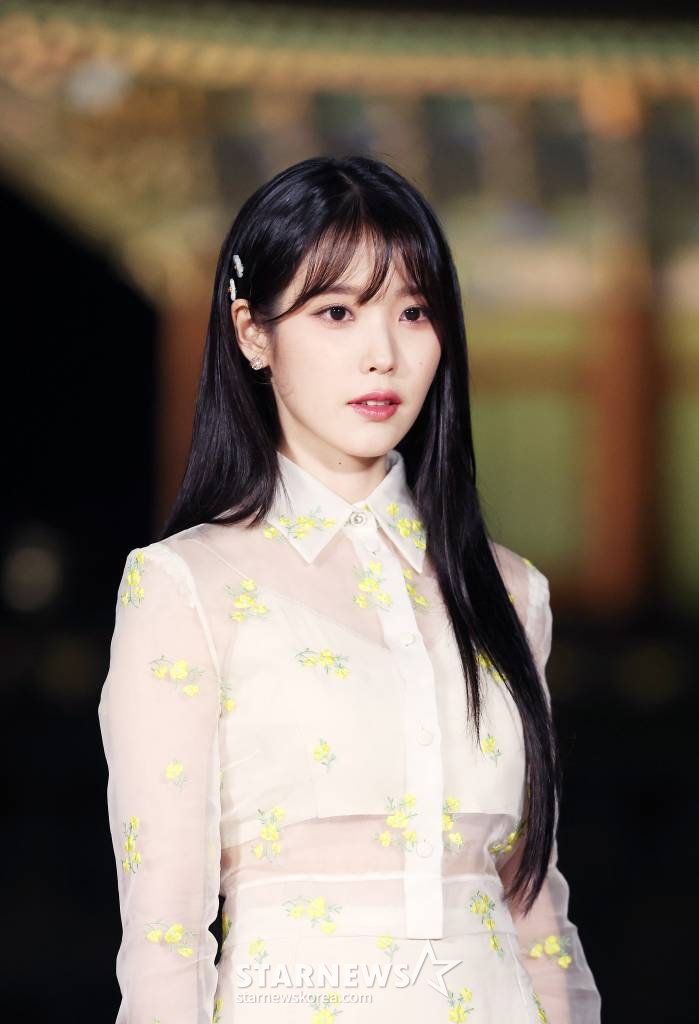 가수 아이유가 16일 오후 서울 종로구 경복궁에서 진행된 '구찌 2024 크루즈 패션쇼'에 참석해 포즈를 취하고 있다. 2023.05.16 /사진=김창현 기자 chmt@