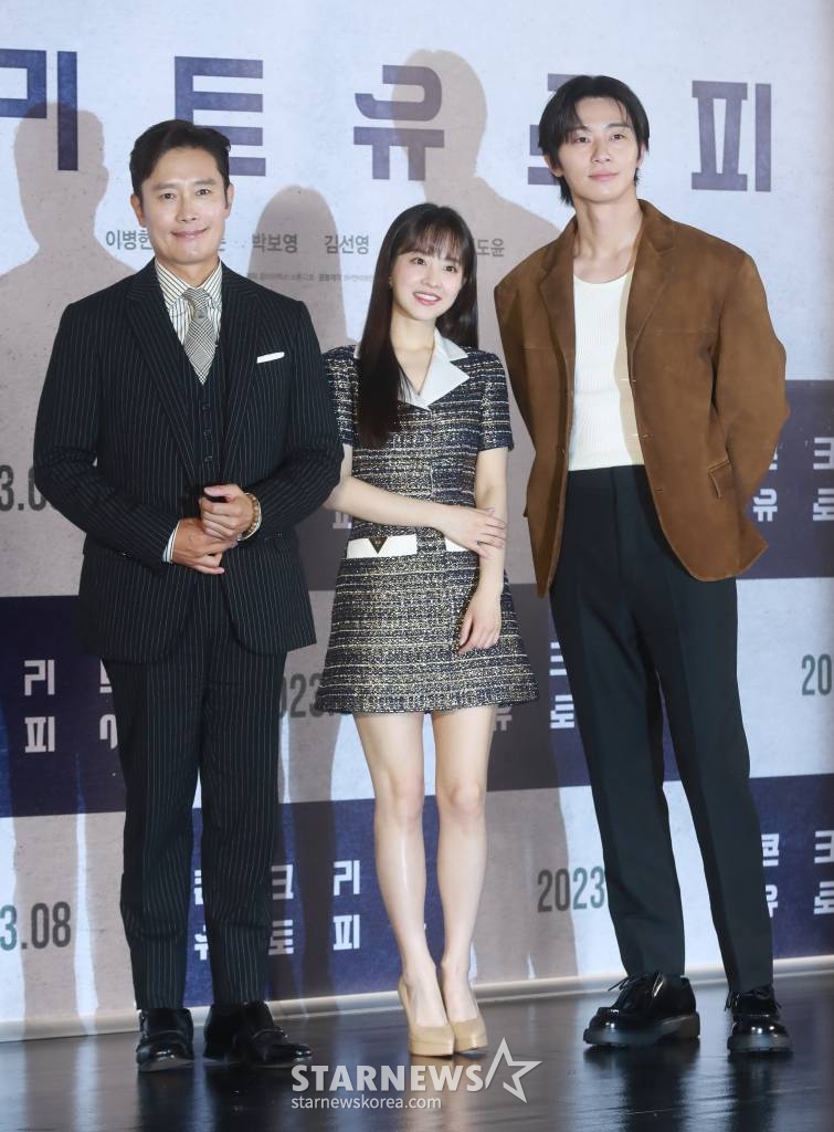 배우 이병헌, 박보영, 박서준이 21일 오전 서울 광진구 롯데시네마 건대입구점에서 진행된 영화 '콘크리트 유토피아'(감독 엄태화) 제작발표회에 참석해 포즈를 취하고 있다. 대지진으로 폐허가 되어 버린 서울, 유일하게 남은 황궁 아파트로 생존자들이 모여들며 시작되는 재난 드라마 '콘크리트 유토피아'는 오는 8월 개봉 예정이다. /2023.06.21 /사진=이동훈 기자 photoguy@