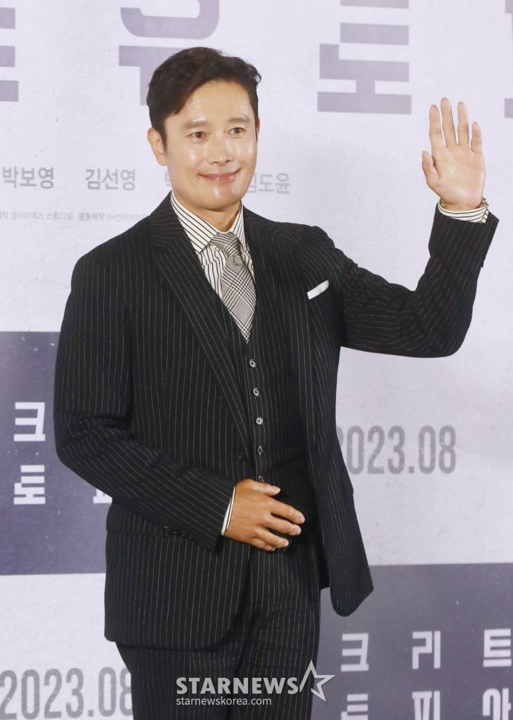 배우 이병헌이 21일 오전 서울 광진구 롯데시네마 건대입구점에서 진행된 영화 '콘크리트 유토피아'(감독 엄태화) 제작발표회에 참석해 포즈를 취하고 있다. 대지진으로 폐허가 되어 버린 서울, 유일하게 남은 황궁 아파트로 생존자들이 모여들며 시작되는 재난 드라마 '콘크리트 유토피아'는 오는 8월 개봉 예정이다. /2023.06.21 /사진=이동훈 기자 photoguy@