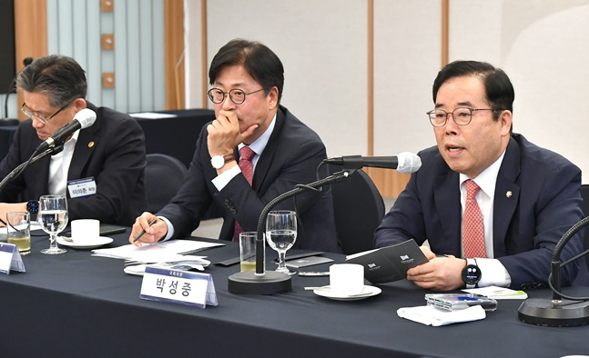 오른쪽부터 박성중 의원, 김종혁 위원장, 이의춘 회장. /사진=한국인터넷신문협회