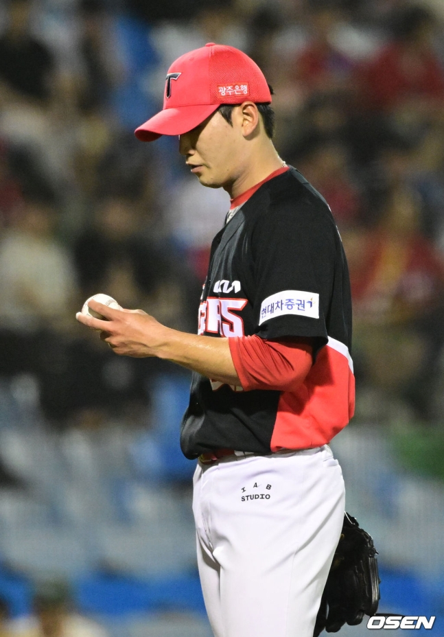 KIA 김기훈이 21일 대전 한화전 7회말 2사 2루에서 한화 이도윤에게 볼넷을 허용하고 아쉬워하고 있다.