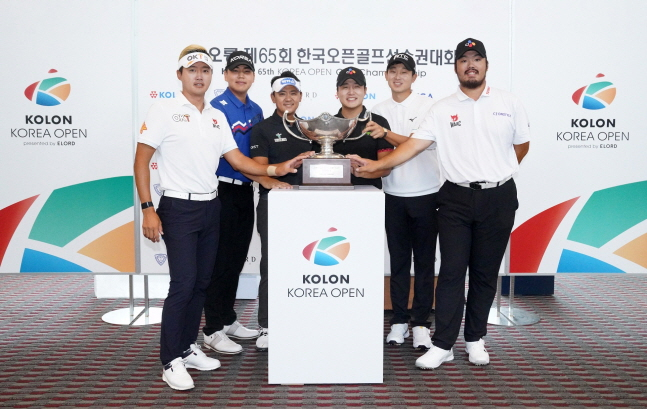 우승 트로피 앞에서 선전을 다짐하는 선수들. /사진=대회조직위