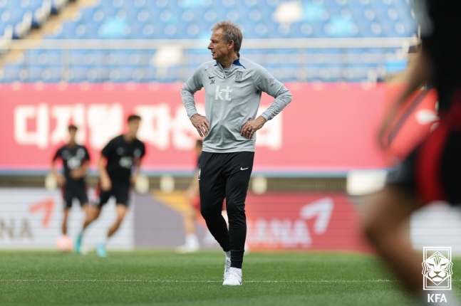 선수들의 훈련을 지켜보고 있는 클린스만 감독. /사진=대한축구협회