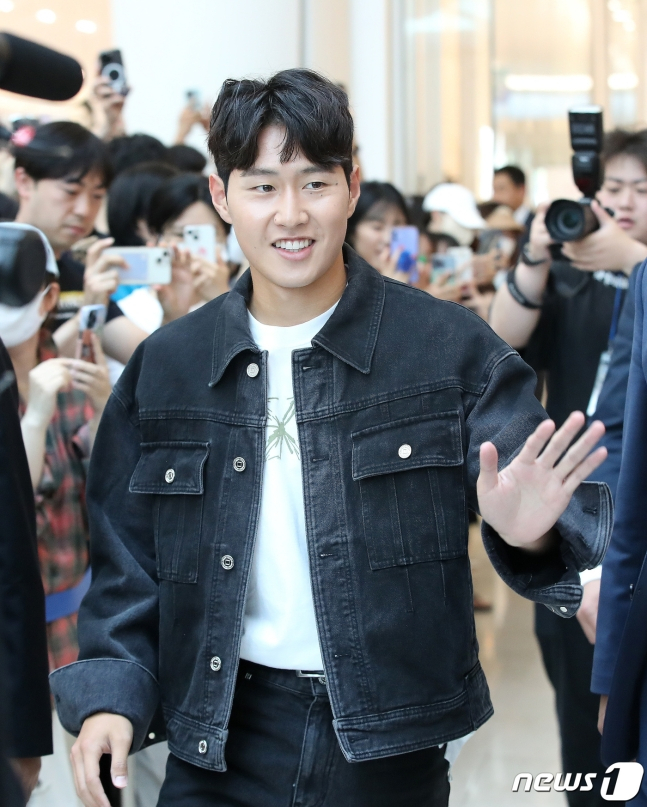 이강인이 많은 팬들의 환영 속에 입국하고 있는 장면. /사진=뉴스1
