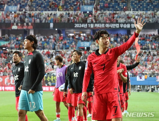 팬들에게 인사하는 한국대표팀. /사진=뉴시스 제공