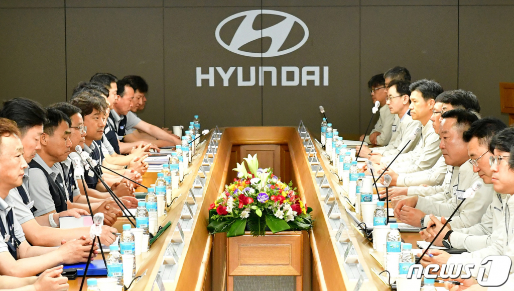 현대자동차 노사 교섭대표들이 최근 '2023년 임금협상 상견례'를 하고 있는 모습. 사진제공=뉴스 1