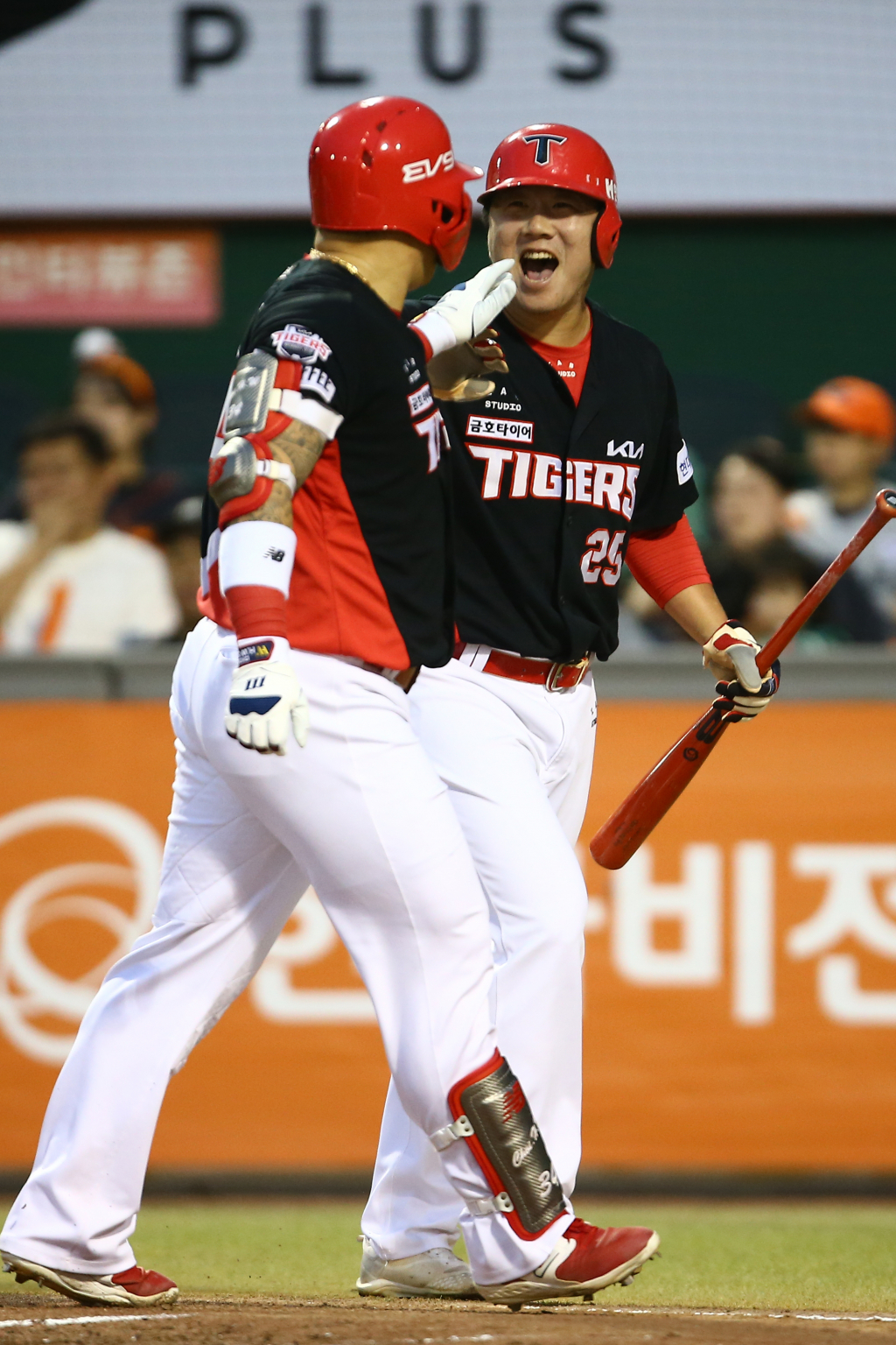 KIA 이우성(오른쪽)이 20일 대전 한화전에서 역전 투런포로 KBO 최초 1500타점을 달성한 최형우를 축하하고 있다. /사진=KIA 타이거즈