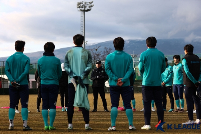 임종헌 감독이 안산 선수들을 지도 중인 모습. /사진=한국프로축구연맹
