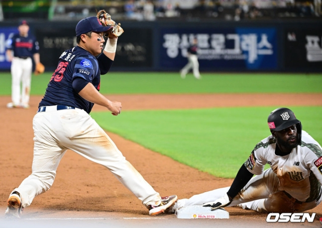 KT 위즈와 롯데 자이언츠가 22일 수원 KT위즈파크에서 맞붙었다. 5회말 1사 2루에서 KT 박병호의 내야 안타 때 2루 주자 알포드가 3루에서 슬라이딩, 세이프에 성공하는 순간.