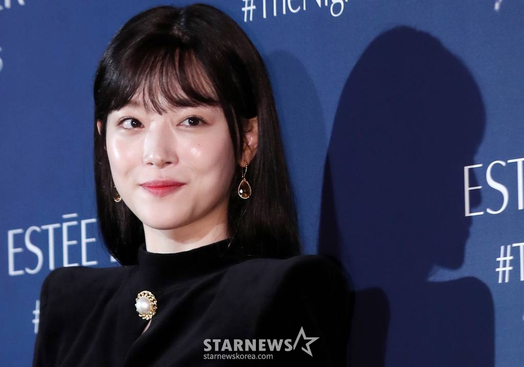 배우 설리가 13일 오후 서울 중구 신라호텔에서 진행된 뷰티 브랜드 신제품 론칭 기념 포토월에 참석해 포즈를 취하고 있다. /사진=김휘선 기자 hwijpg@