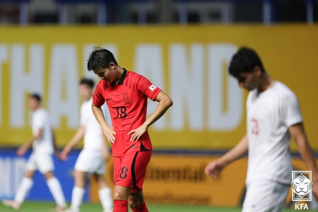 22일(한국시간) 2023 U-17 아시안컵 조별리그 B조 3차전에서 한국 축구대표팀 공격수 이재환이 경기가 안 풀리는 듯 땅을 쳐다보고 있다. /사진=KFA