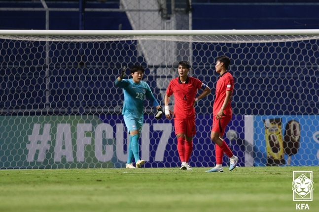 홍성민(가장 왼쪽) 골키퍼가 선수들을 격려하고 있다. /사진=KFA